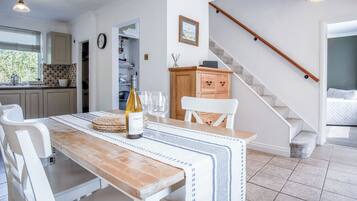 Fridge, oven, stovetop, electric kettle