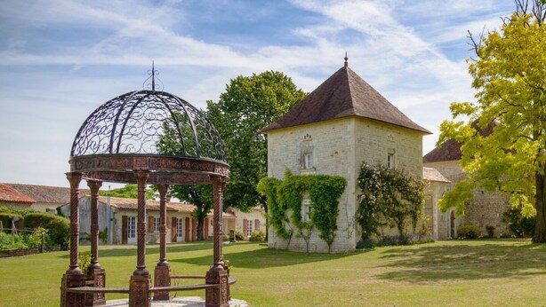 A gazebo with intricate metalwork, a stone building with a tiled roof, and a well-maintained lawn. - La Rosairie - max. 2 people (Bouin)