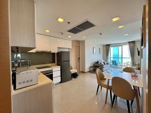 Deluxe Condo, Partial Sea View | Private kitchen | Electric kettle, toaster - The Palm Wongamat Beach Pattaya by PSR (Pattaya)