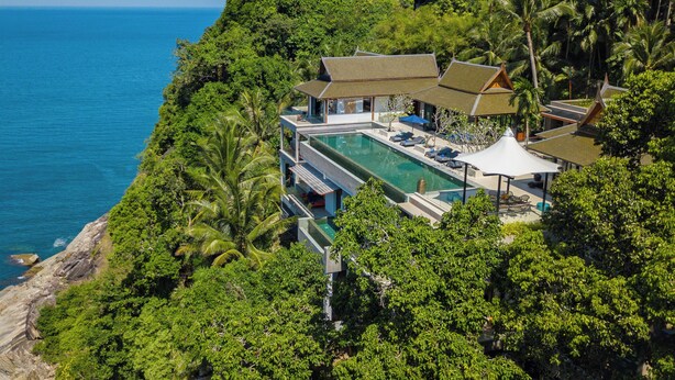 A resort with a pool, multiple buildings, and a view of the ocean. - Villa La Thalé (Kamala)