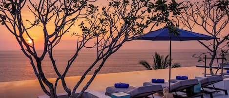 Una piscina cubierta, 12 piscinas al aire libre, tumbonas