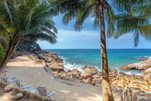 Nära stranden, vit sandstrand, solstolar och strandhanddukar