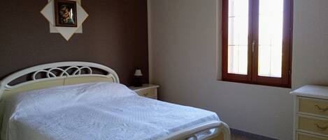 2 chambres, fer et planche à repasser, Wi-Fi, draps fournis