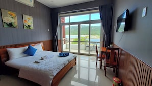 Een hotelkamer met een bed, een bureau en een televisie.