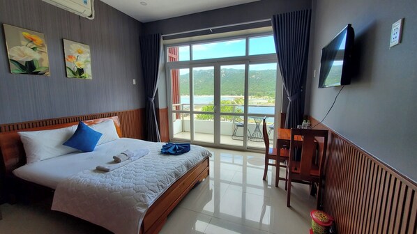 Escritorio, espacio para trabajar con un portátil, cortinas opacas