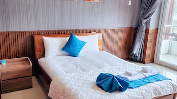 Superior Double Room, Sea View | Desk, laptop workspace, blackout curtains