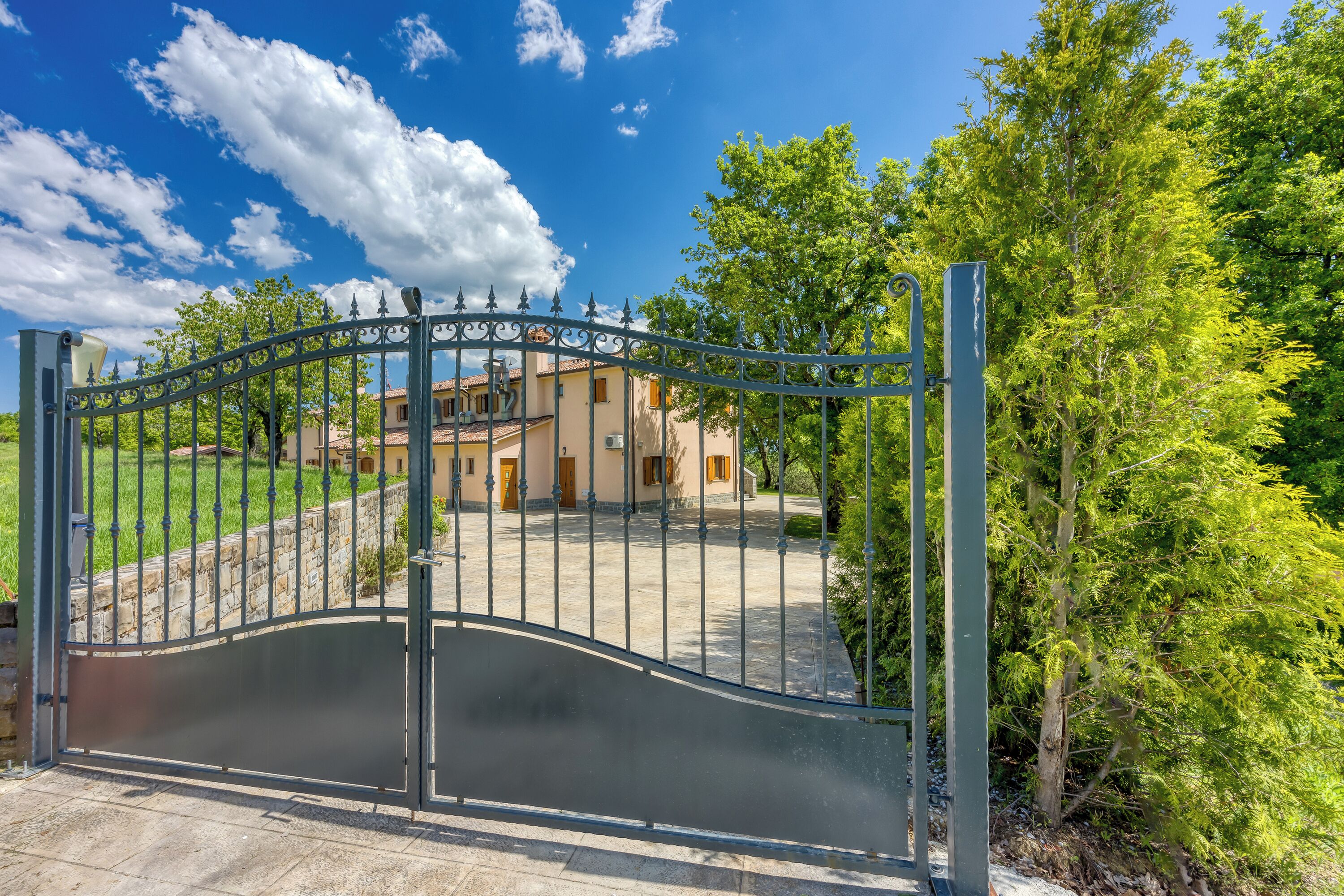 المنشأة من الخارج