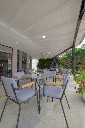 Café da manhã com buffet grátis todos os dias