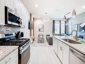 Fridge, microwave, oven, stovetop - Peaceful Escape/ Themed Room & Clubhouse Access (Kissimmee)