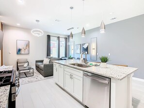 Interior - Peaceful Escape/ Themed Room & Clubhouse Access (Kissimmee)