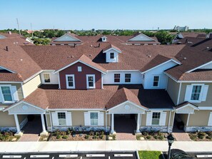 Un quartier résidentiel composé de plusieurs maisons, chacune présentant un style architectural distinctif, avec des toits en pente et différentes sortes de fenêtres.
