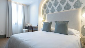 Habitación doble estándar | Caja de seguridad en la habitación, escritorio y insonorización