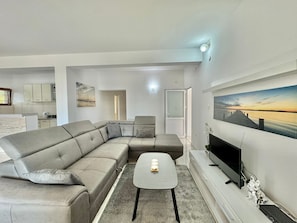 Comfort Apartment, Garden View | Living area | 32-inch LCD TV with cable channels - Stars Residence (Petrovac)