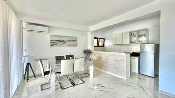 Comfort Apartment, Garden View | Dapur peribadi | Peti sejuk mini, dapur, alat memasak/pinggan mangkuk/perkakas dapur