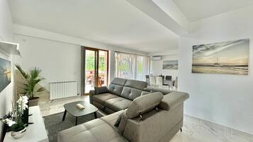 Comfort-Apartment, Gartenblick | Wohnbereich | 32-Zoll-LCD-Fernseher mit Kabelempfang