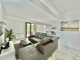 Comfort Apartment, Garden View | Living area | 32-inch LCD TV with cable channels