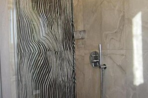 Een haardroger, een bidet, handdoeken, zeep
