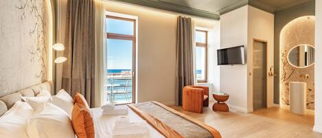 Suite junior, balcón, vista al mar | 1 habitación, ropa de cama de alta calidad y minibar