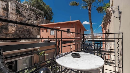 Deluxe Double Room Side Sea View | ๋ฐ์ฝ๋ ์ ๋ง