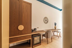 Deluxe Double Room Side Sea View | Hochwertige Bettwaren, Minibar, Zimmersafe, individuell dekoriert