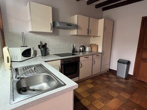 Køleskab, mikrobølgeovn, ovn, kogeplade