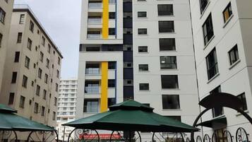 Una piscina al aire libre, una piscina climatizada