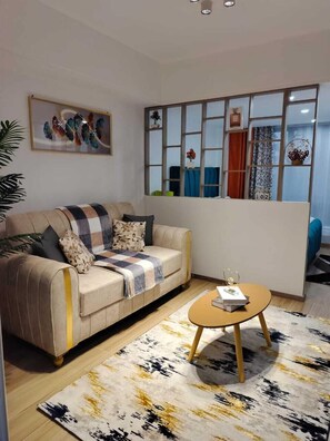 Estúdio luxo | Área de estar | Smart TV 45 polegadas com canais digitais