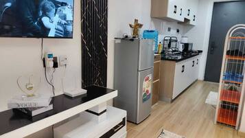 Estudio Deluxe | Zona de estar | Smart TV de 45 pulgadas con canales digitales