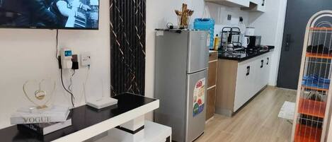 Deluxe-Studio | Wohnbereich | 45-Zoll-Smart-TV mit Digitalempfang