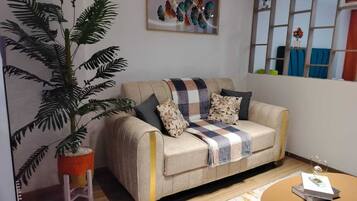 Estudio Deluxe | Zona de estar | Smart TV de 45 pulgadas con canales digitales