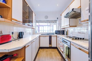 Fridge, microwave, oven, stovetop - Barnetby Contractor Accommodation (Barnetby)