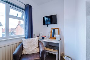 1 bedroom, premium bedding, desk, laptop workspace