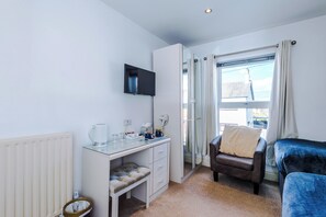Premium Twin Room, Ensuite | Premium bedding, desk, laptop workspace, blackout drapes - Barnetby Contractor Accommodation (Barnetby)