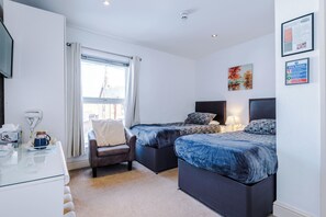 Habitación Premium con 2 camas individuales, baño privado | Ropa de cama de alta calidad y escritorio