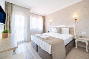 Standard-Doppel- oder -Zweibettzimmer, Gartenblick | Wohnbereich | 32-Zoll-Fernseher mit Satellitenempfang