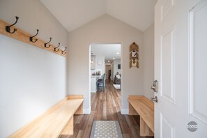 Interior - Bring Your Snow Machine - Minutes from Big Lake! (Wasilla)