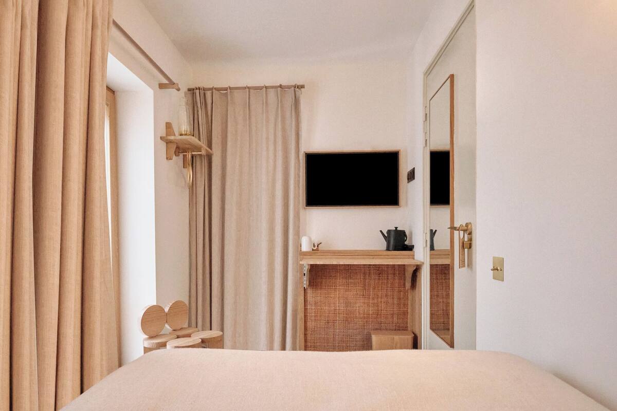 Caja de seguridad en la habitación y escritorio 