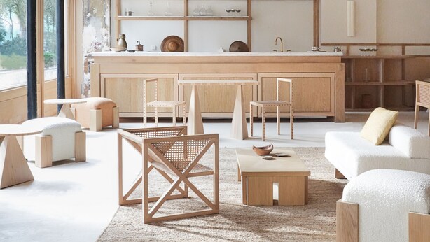 Un intérieur moderne avec un espace cuisine, des meubles en bois et de grandes fenêtres.