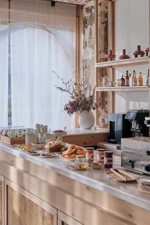 Petit déjeuner buffet servi tous les jours en supplément