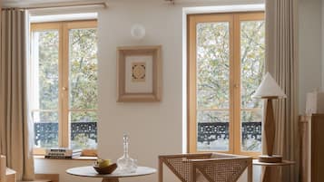 Classic Suite | In-room safe, desk, laptop workspace, blackout drapes