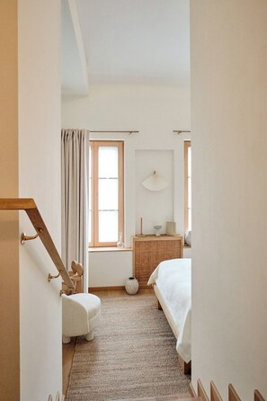 Family Triple Room | In-room safe, desk, laptop workspace, blackout drapes - Hôtel Elysée Montmartre (Paris)