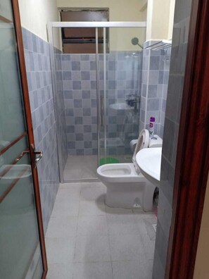 舒適公寓 | 浴室 | 淋浴設備、淋浴花灑、免費盥洗用品、拖鞋