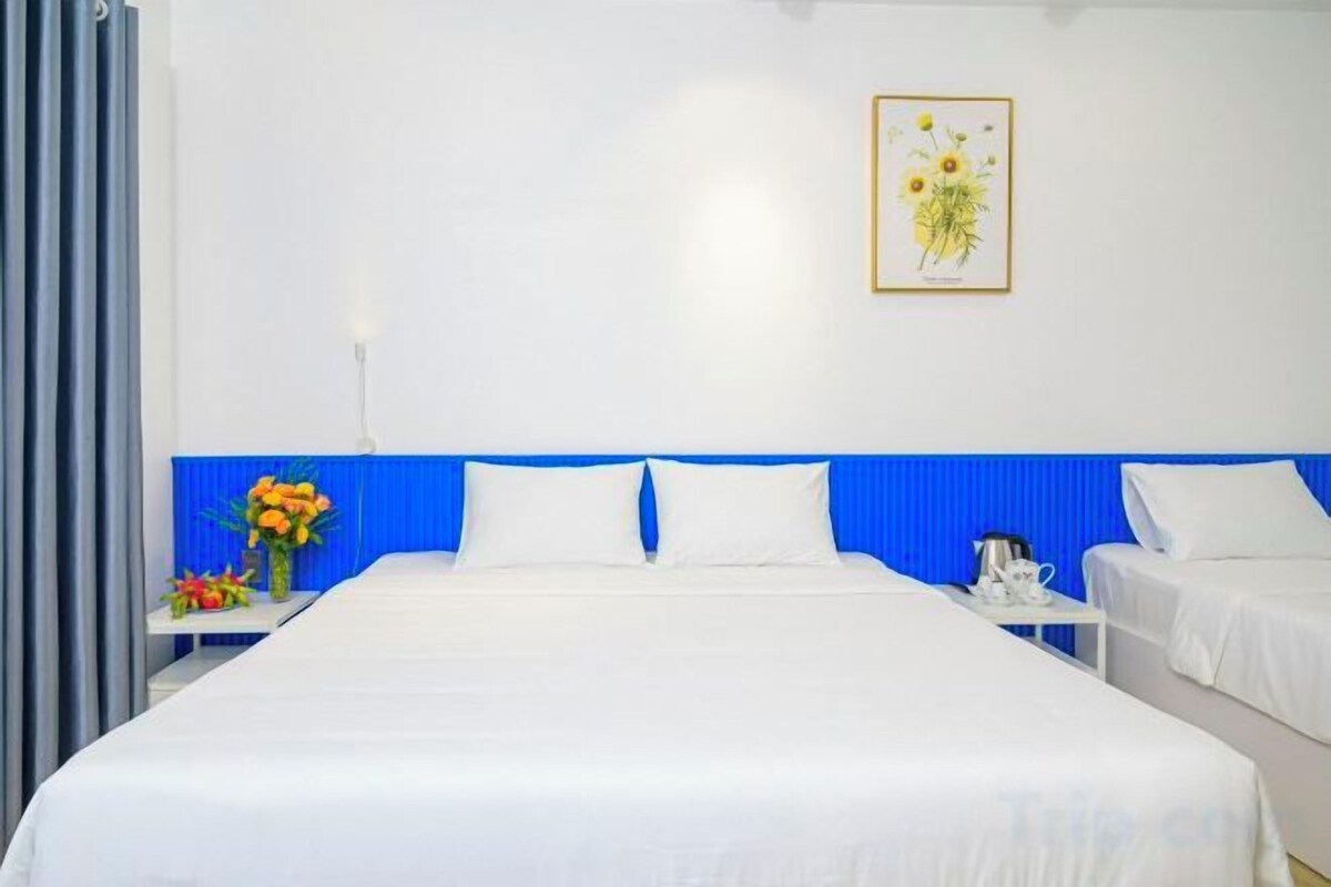 Minibar, free WiFi, bed sheets