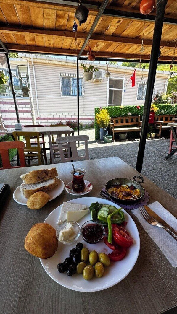 Outdoor dining - Ucmakdere Pansiyon (Sarkoy)