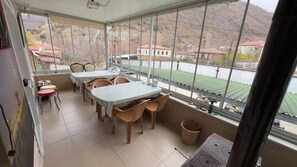 Panoramic Family Room Country House, Mountain View | Living area | 32-inch Smart TV with digital channels - Ucmakdere Pansiyon (Sarkoy)