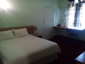 15 عدّة غرف نوم ومكواة/لوح كي وواي فاي وملاءات أسرّة