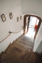 Apartamento conforto, varanda, vista para o jardim | Escrivaninha, Wi-Fi de cortesia, roupa de cama