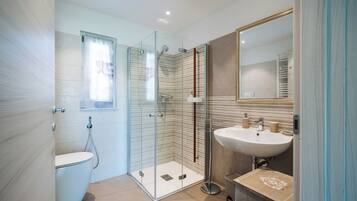 Chambre Confort Double ou avec lits jumeaux, accès piscine, vue piscine | Douche de la salle de bain