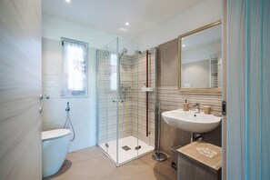 Dobbelt- eller tomannsrom – comfort, adgang til basseng, bassengutsikt | Dusj på badet