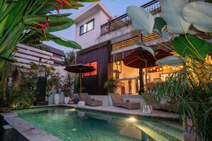 Eenvoudige villa | Zwembad | Een buitenzwembad